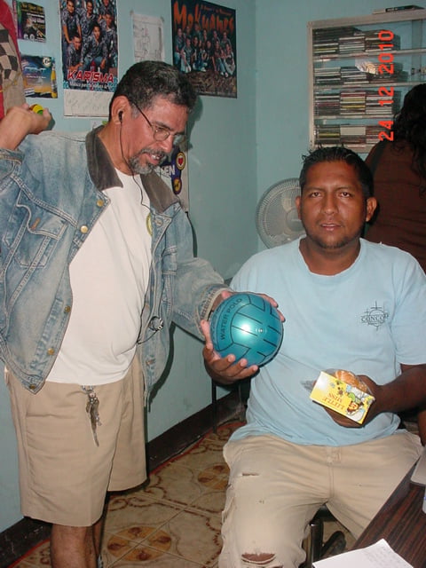 Roger Moreno, hombre de radio, recibio tambien juguetes para sus niños